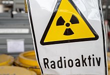 Ein Warnschild mit der Aufschrift "Radioaktiv" steht in Block 3 des Kernkraftwerks &laquo;Bruno Leuschner&raquo; in Lubmin. - Stefan Sauer/dpa