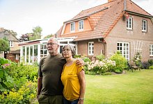Senioren im Garten - Benjamin Nolte/dpa-tmn