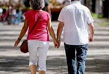 Ein Paar geht spazieren - Zacharie Scheurer/dpa-tmn