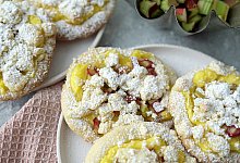 Pudding Rhabarber Streuselschnecken auf einem Teller - Mareike Pucka/biskuitwerkstatt.de/dpa-tmn