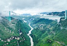 Huajiang Grand Canyon Bridge in China - Ou Dongqu/XinHua/dpa