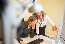 Zwei Frauen arbeiten zusammen - Klaus-Dietmar Gabbert/dpa-tmn