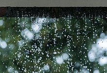 Wasser l&auml;uft am Fenster hinab - Silas Stein/dpa/dpa-tmn