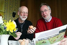 Propagieren das "H&uuml;hnermobil": Helmut Diekmann (links) und Dr. Bernd Nagel-Held vom Regionalvermarktungsverein "Lippequalit&auml;t". - Foto: Doris L&uuml;deking