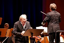 Dramatische Deklamation: Klaus Maria Brandauer (links) erweckt Egmont zum Leben, zusammen mit dem Detmolder Kammerorchester unter Leitung von Alfredo Perl. - Thomas Kr&uuml;gler