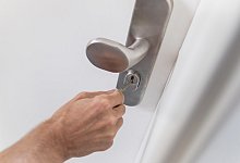 Ein Schlüssel wird in ein Schlüsselloch gesteckt - Foto: Christin Klose/dpa-tmn