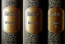 &laquo;Winnetou&raquo;-B&uuml;cher in einem Regal des Karl-May-Verlags. - David Ebener/dpa