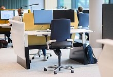 Ein Schreibtisch steht in einem Großraumbüro - Philip Dulian/dpa/dpa-tmn