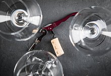 Kellnermesser und Weingläser - Christin Klose/dpa-tmn