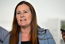 Janine Wissler (Die Linke), Parteivorsitzende, gibt ein Statement vor Beginn des Bundesparteitag der Messe Erfurt. - Martin Schutt/dpa