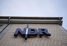 Das NDR-Logo am Landesfunkhaus Schleswig-Holstein: Die externe Überprüfung von Vorwürfen gegen Führungskräfte des Norddeutschen Rundfunks in Kiel und Hamburg. - Marcus Brandt/dpa