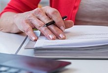 Das Steuerportal Elster kann auch durchaus für "Digital Natives" herausfordernd sein. Senioren brauchen deshalb bei der aktuellen Abfrage zur Grundsteuer häufig Hilfe. - Christin Klose/dpa