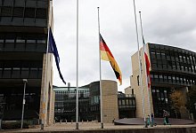 Fahnen auf Halbmast - Oliver Berg/dpa