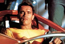 Arnold Schwarzenegger wird im Film "Running Man" von 1987 als unschuldig Verurteilter zur Belustigung der Massen durch Los Angeles gejagt. - imago/United Archives