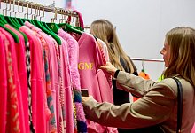 Frauen in einem Kleidungsgesch&auml;ft - Zacharie Scheurer/dpa-tmn