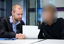 Der angeklagte Umweltaktivist mit seinem Rechtsanwalt Lukas Theune. - Bernd von Jutrczenka/dpa