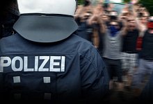 Auch deutsche Polizisten fahren zur WM nach Russland, um Hooligans im Blick zu haben. Einer der Beamten kommt aus Bielefeld. - dpa