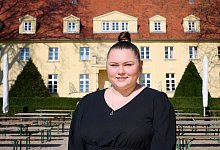 Salina Worm, Gesch&auml;ftsf&uuml;hrerin Schloss Diedersdorf, steht vor dem Schloss ihres Vaters. Dieser hat das Land Brandenburg wegen ungen&uuml;gender Entsch&auml;digung w&auml;hrend der Corona-Schlie&szlig;ungen verklagt. - Annette Riedl/dpa