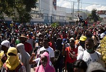 Fabrikarbeiter fordern höhere Löhne am ersten Tag eines dreitägigen Streiks in Port-Au-Prince. - Odelyn Joseph/AP/dpa