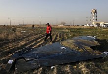 Flugzeug soll von Rakete getroffen worden sein - Foto: Ebrahim Noroozi/AP/dpa