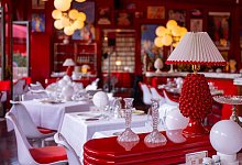 Eine dekorative Lampe steht im Speisesaal im Restaurant «Coccodrillo» im Weinbergspark. - Monika Skolimowska/dpa