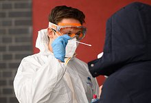 Anlasslose Corona-Tests beenden oder fortf&uuml;hren? &Auml;rztevertreter beziehen unterschiedliche Positionen. - Julian Stratenschulte/dpa