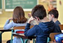 Mehrere Schulkinder im Klassenzimmer - Patrick Pleul/ZB/dpa