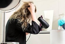 Eine Frau trocknet sich die Haare - Christin Klose/dpa-tmn