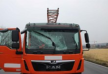 Heizk&ouml;rper l&ouml;st sich von Autodach und fliegt gegen Lkw - Polizei D&uuml;ren/dpa