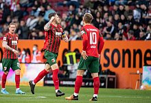 Augsburgs Jeffrey Gouweleeuw (M) jubelt &uuml;ber seinen Treffer zum 1:0. - Matthias Balk/dpa