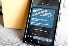 Eine Person sieht auf ein Smartphone-Display - Laura Ludwig/dpa-tmn/dpa