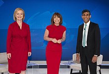 Liz Truss (l-r), Moderatorin Kay Burley und Rishi Sunak vor dem TV-Duell. - Chris Lobina/Sky News/PA Media/dpa