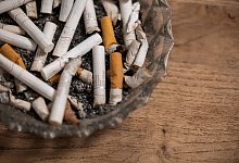 Aschenbecher - Zigaretten - Hannes P Albert/dpa