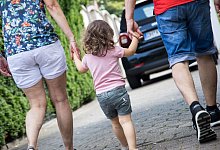 Ein kleines M&auml;dchen an den H&auml;nden von den Gro&szlig;eltern - Christin Klose/dpa Themendienst/dpa-tmn