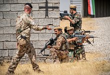 Ein Bundeswehr Soldat (links) begleitet die Ausbildung kurdischer Peschmerga im nordirakischen Kurdengebiet bei Erbil. - dpa
