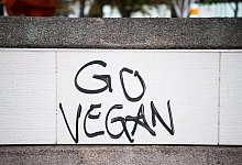 &laquo;Go Vegan&raquo; wurde auf eine Mauer gespr&uuml;ht - Foto: Andreas Arnold/dpa/Illustration