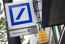 Deutsche Bank und Postbank - picture alliance / Martin Gerten/dpa