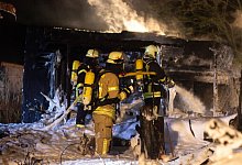 Feuer auf Campingplatz - Feuerwehr L&uuml;gde