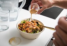 To-Go-Bowl wird mit Dressing begossen - Christin Klose/dpa-tmn/dpa