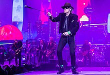 Udo Lindenberg beim ersten Konzert der Tour &laquo;Udopium Live 2022&raquo; in Schwerin. - Jens B&uuml;ttner/dpa