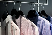 Blick in den Kleiderschrank - Foto: Alexander Heinl/dpa-tmn/dpa