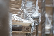 Beladene Europaletten warten auf Verladung - Bernd Thissen/dpa/dpa-tmn