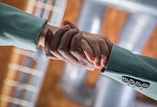 Hände schütteln - Christin Klose/dpa-tmn