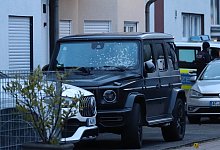 Fahrzeuge durch Explosion besch&auml;digt - Sascha Thelen/dpa