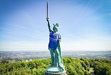 Das Hermannsdenkmal bekommt ein XXXL-Arminia-Trikot - Mike-Dennis Mller / www.mdm.photo