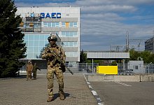 Ein russischer Soldat steht auf dem Gelände des Kernkraftwerks Saporischschja. - Uncredited/AP/dpa