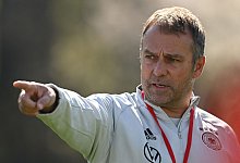 Da geht's lang: Bundestrainer Hansi Flick gibt die Richtung vor. - Arne Dedert/dpa