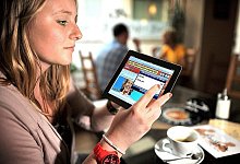 Zum Kaffee gibt’s News aus dem Internet - FOTO: ANDREAS FRÜCHT