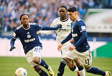 Schalkes Brandon Soppy (l) - Bernd Thissen/dpa