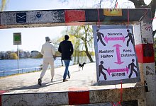 Abstand halten - Foto: Christian Charisius/dpa